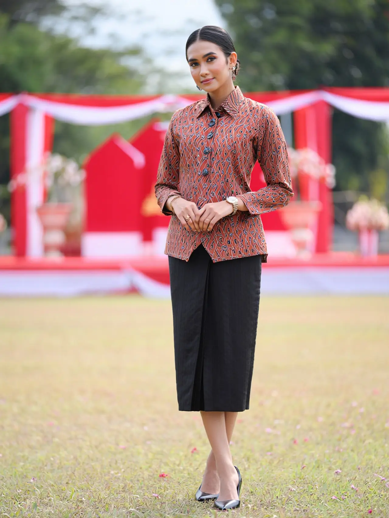 7 Inspirasi Padu Padan Batik dan Rok untuk Upacara HUT RI ke-80 (Foto: Reve Art AI)