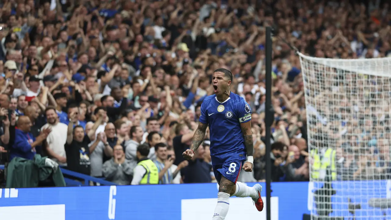 Gelandang Chelsea Enzo Fernandez merayakan golnya ke gawang Fulham di pekan ketiga Premier League 2025/2026 di Stamford Bridge, Sabtu (30/08/2025) malam WIB.