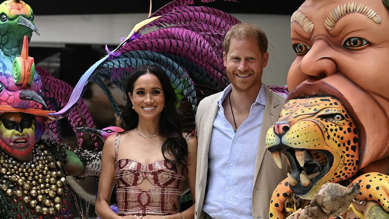 Pangeran Harry dari Inggris (kedua dari kanan) dan istrinya Meghan Markle (kedua dari kiri) berpose dengan para penari saat berkunjung ke Pusat Seni Nasional di Kolumbia, Bogota pada 15 Agustus 2024. Pangeran Harry dan istrinya, Meghan Markle, tiba di Kolombia atas undangan Marquez, yang akan menghadiri berbagai pertemuan dengan perempuan dan kaum muda untuk menolak diskriminasi dan perundungan siber.
