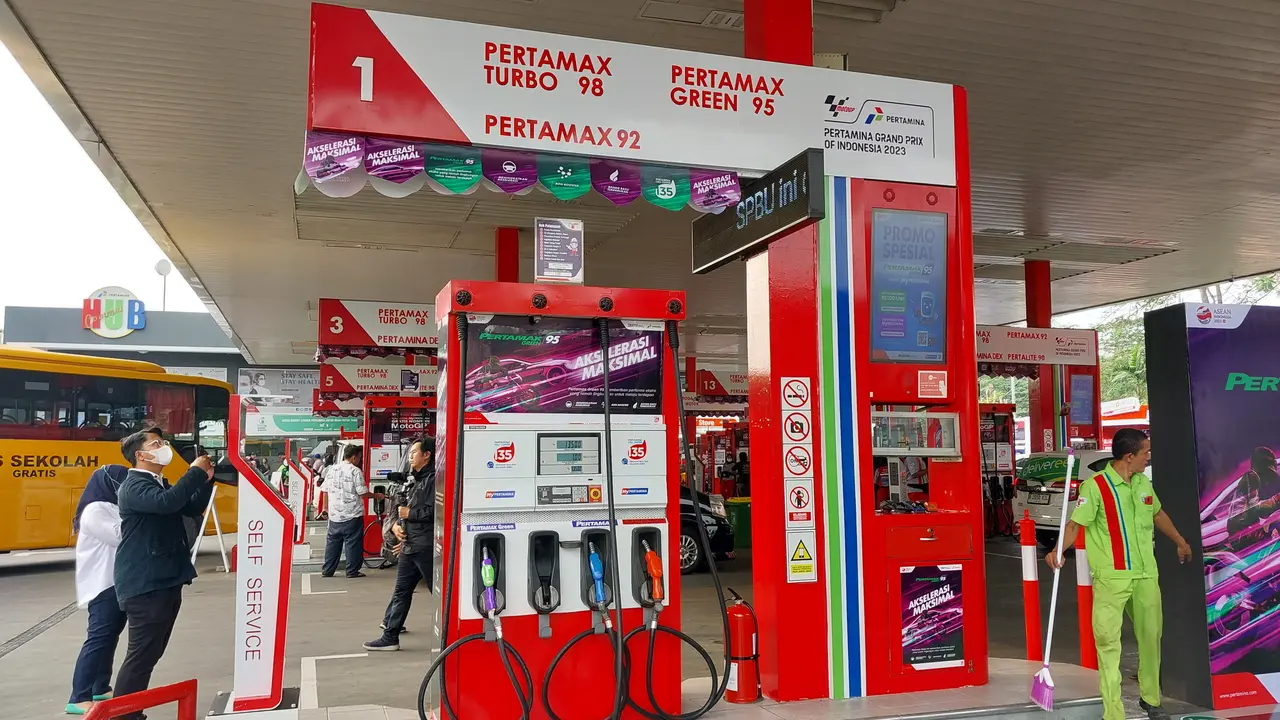 Pertamax Green 95 sudah terpampang di SPBU Pertamina Jalan MT Haryono, Jakarta. Ini merupakan produk BBM campur bioetanol dengan tingkat RON 95.