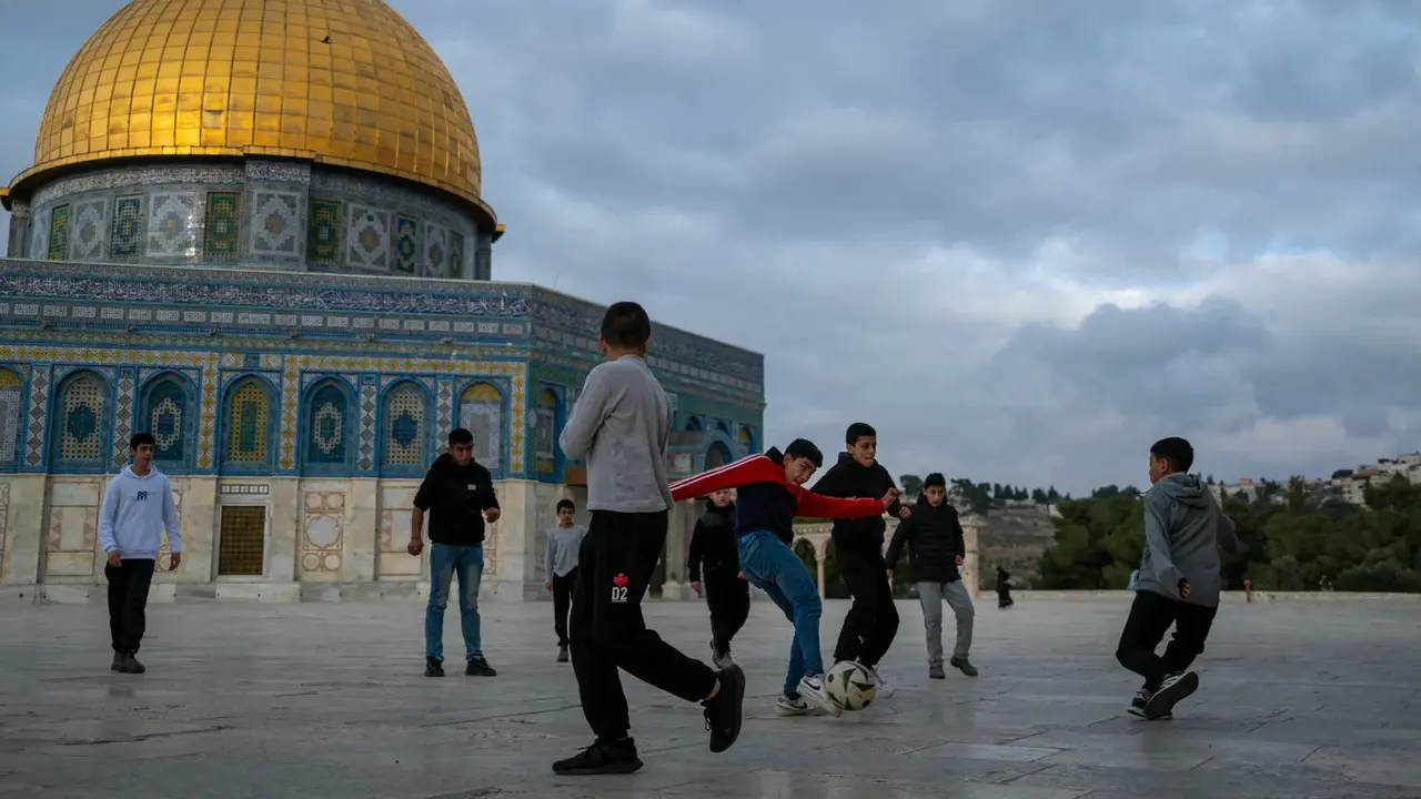 Anak-anak bermain sepak bola di halaman Masjid Al-Aqsa di Kota Tua Yerusalem pada 11 Februari 2025.