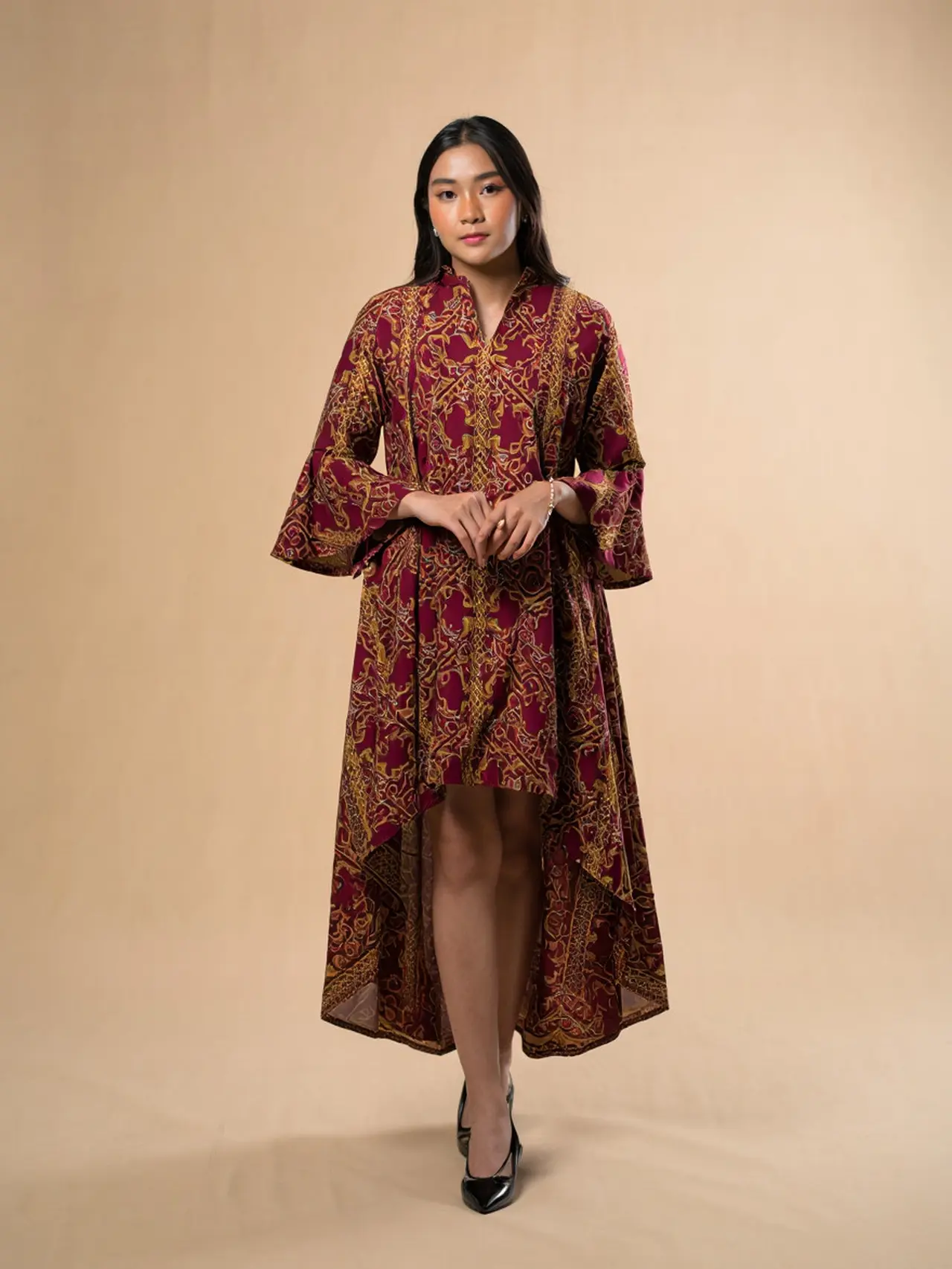 6 Inspirasi Batik Lengan Lonceng High-Low Elegan untuk Pesta Malam (Reve)
