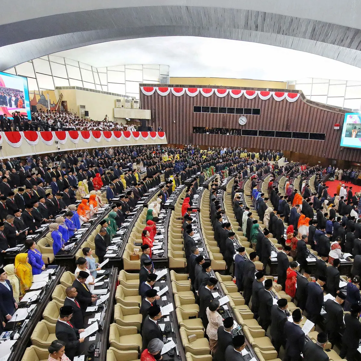 Sebanyak 580 anggota DPR dan 152 anggota DPD terpilih pada Pemilu 2024 dilantik dan diambil sumpah jabatannya untuk masa bakti 2024-2029.