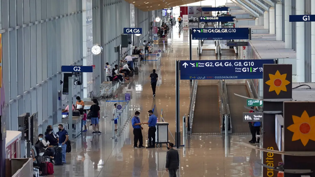 Pelancong menunggu penerbangan di Bandara Internasional Kuala Lumpur, Sepang, Malaysia, Jumat (1/4/2022). Mulai hari ini, Malaysia membuka perbatasannya untuk orang asing dan pelancong yang sudah divaksin COVID-19 lengkap tanpa harus menjalani karantina. (AP Photo/Vincent Thian)