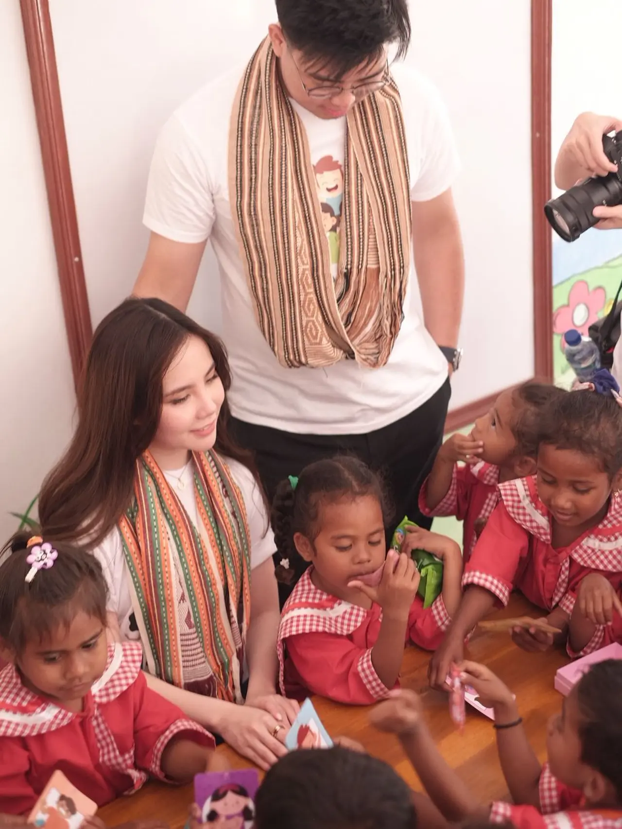 Penyanyi Agatha Chelsea menggandeng Timothy Ronald melawat ke Kupang, NTT untuk wujudkan mimpi indah membangun TK bagi anak-anak di sana. (Foto: Dok. Istimewa)