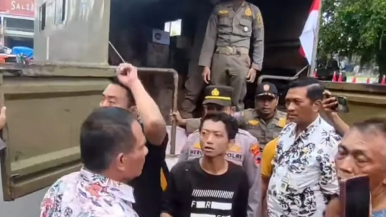 Demo di Pati Dibubarkan Satpol PP.