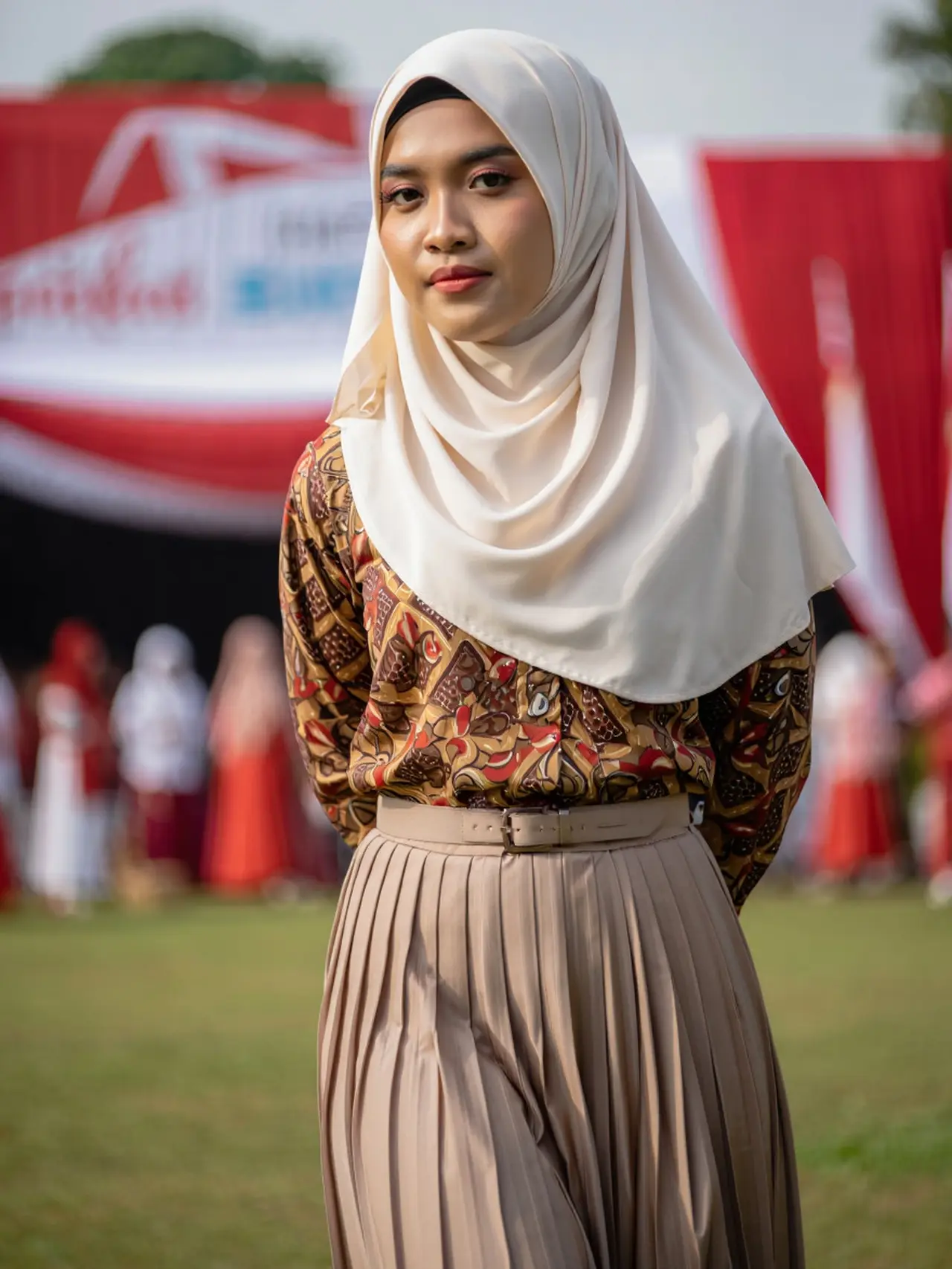 7 Inspirasi Padu Padan Batik dan Rok untuk Upacara HUT RI ke-80 (Foto: Reve Art AI)