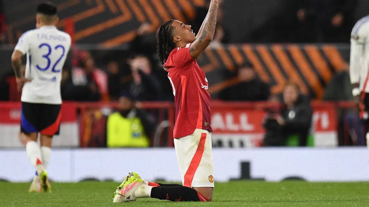 Leny Yoro rayakan sukses MU kalahkan Lyon di perempat final Liga Europa. (Oli SCARFF / AFP)
