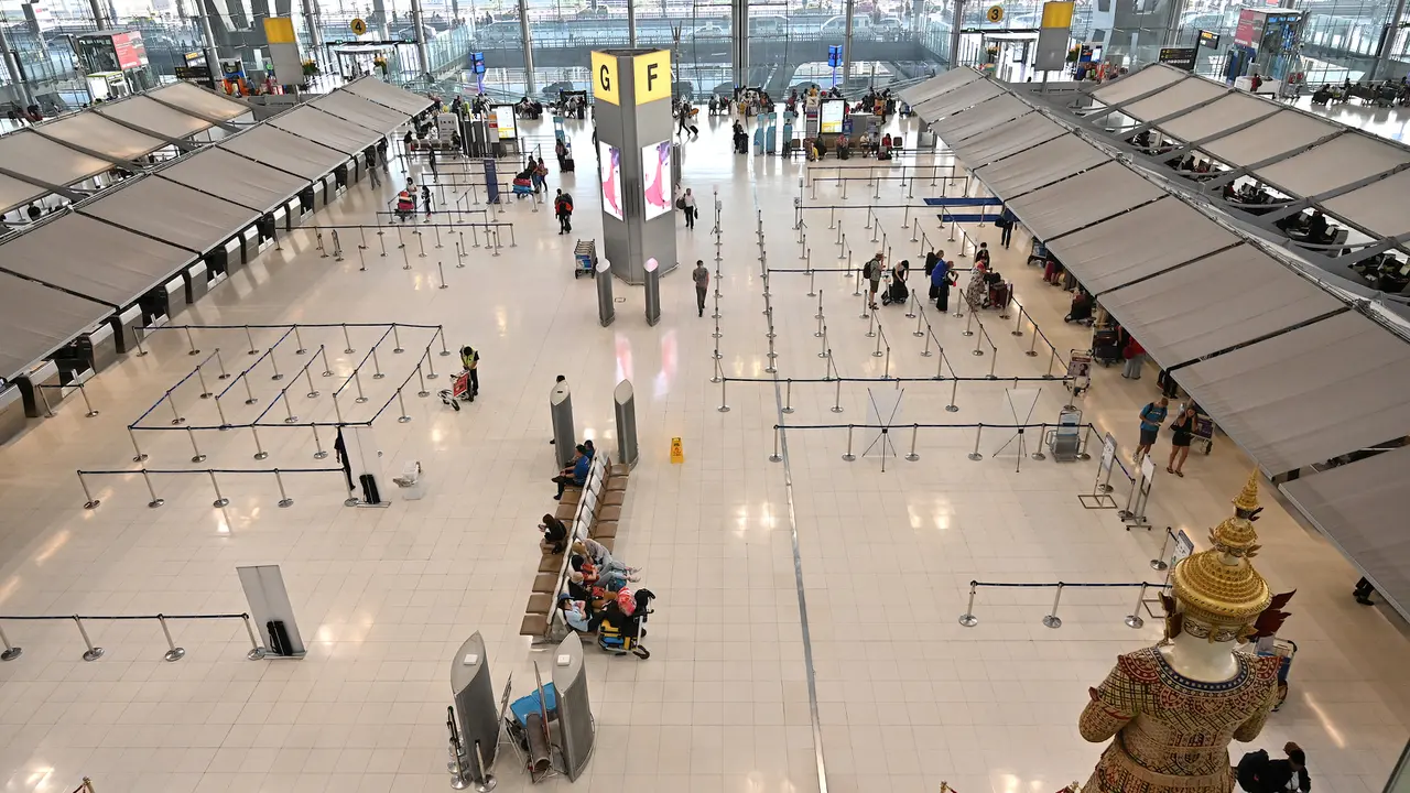 Pandangan umum ruang keberangkatan yang hampir kosong karena jumlah pengunjung menurun drastis di Bandara Suvarnabhumi di Bangkok