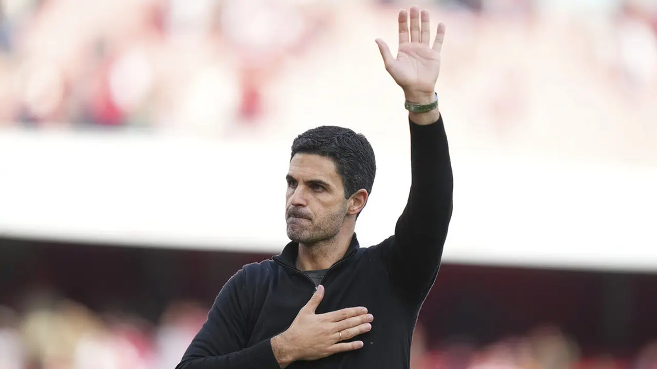 Pelatih Arsenal, Mikel Arteta menyapa suporter pada lanjutan Premier League antara Arsenal vs Newcastle di Emirates, 18 Mei 2025.