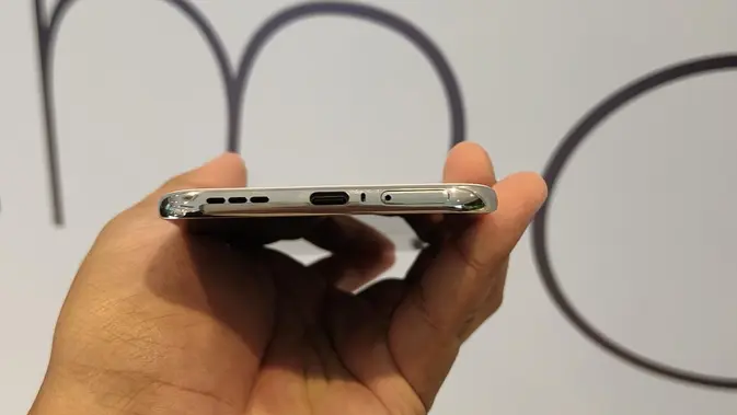 Tecno Spark 40 Pro tampilan body bawah.