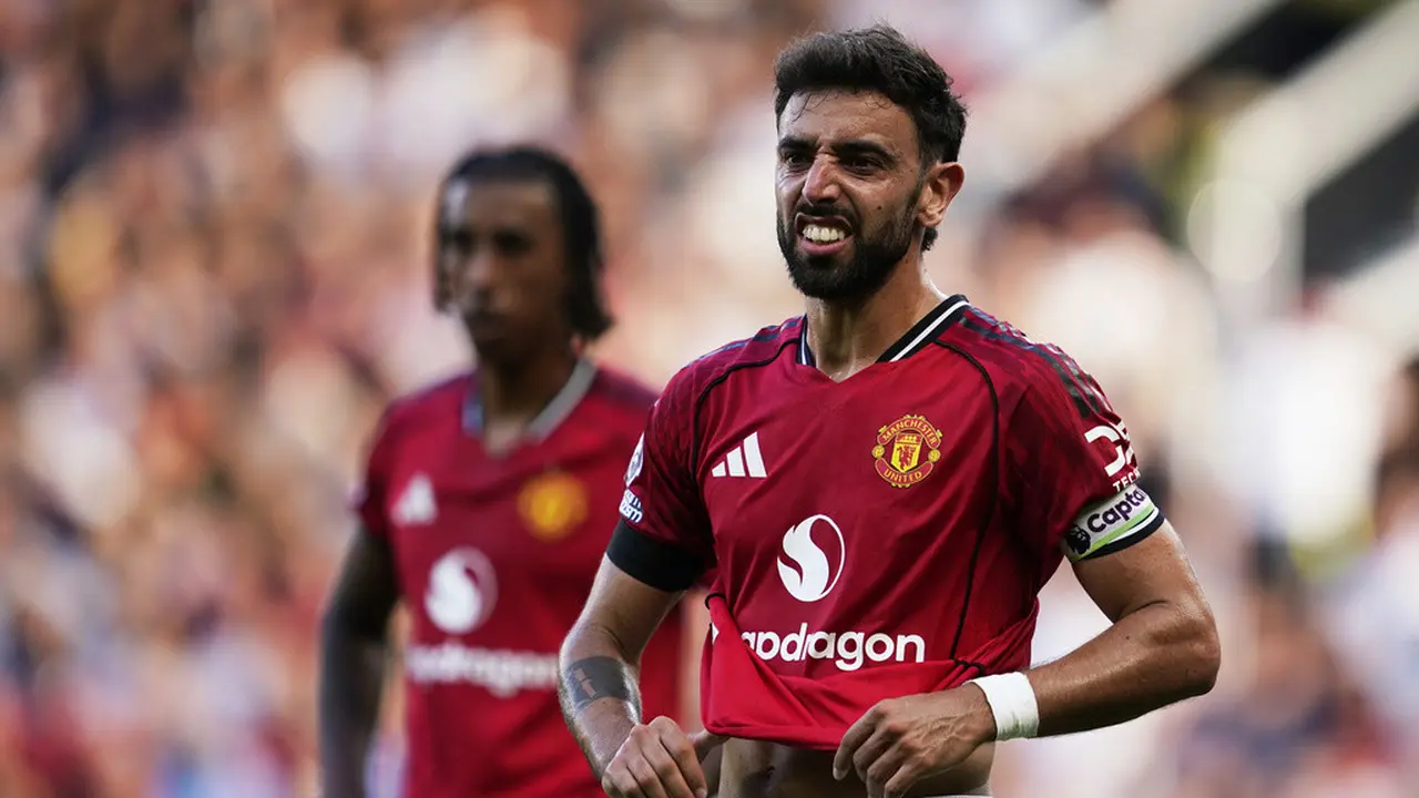 Ekspresi Bruno Fernandes pada laga Manchester United vs Arsenal di pekan ke-1 Premier League 2025/2026, Minggu (17/8) malam WIB - AP/Dave Thompson