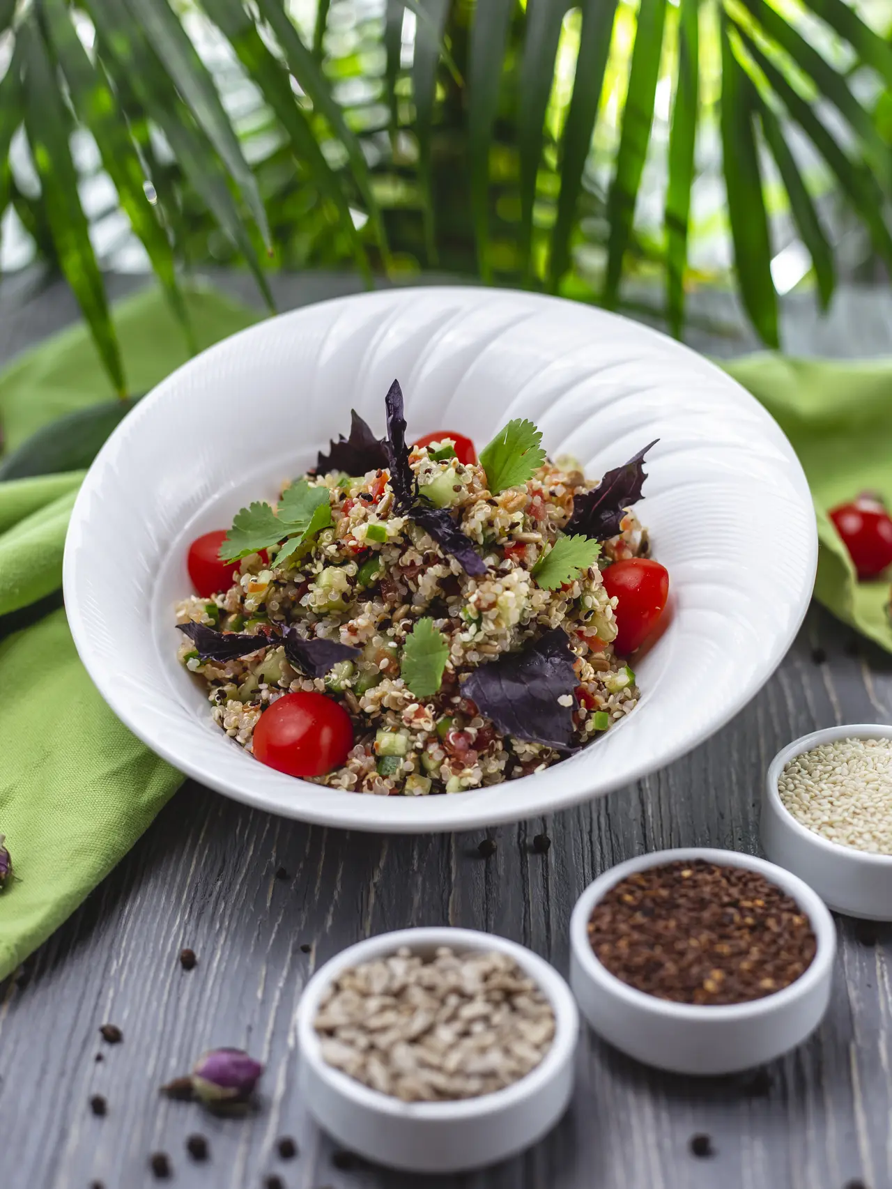 Salad quinoa dengan tomat, timun, basil, dan parsley (Foto Dok: Freepik/stockking).
