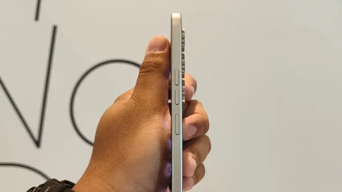 Tecno Spark 40 Pro+ tampilan body samping dan button.