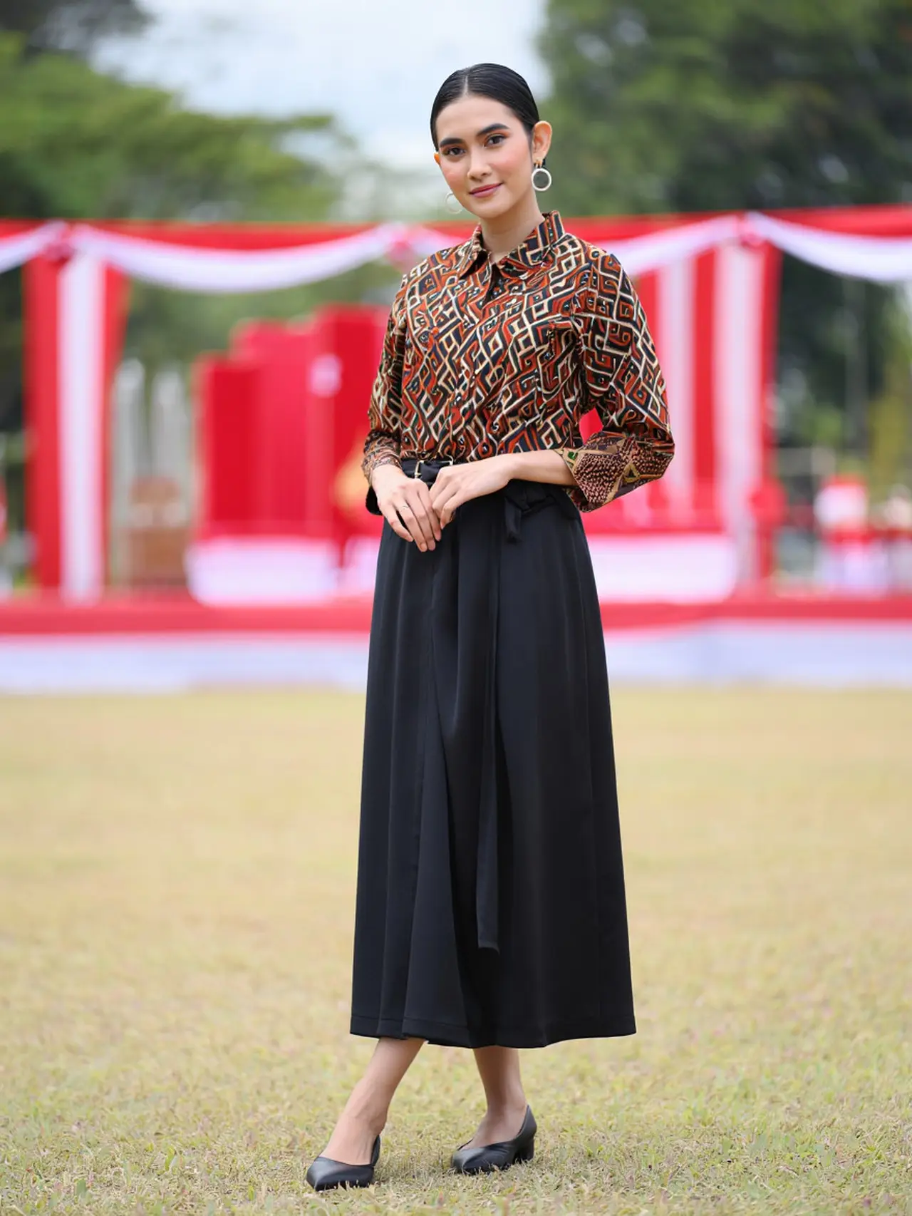 7 Inspirasi Padu Padan Batik dan Rok untuk Upacara HUT RI ke-80 (Foto: Reve Art AI)