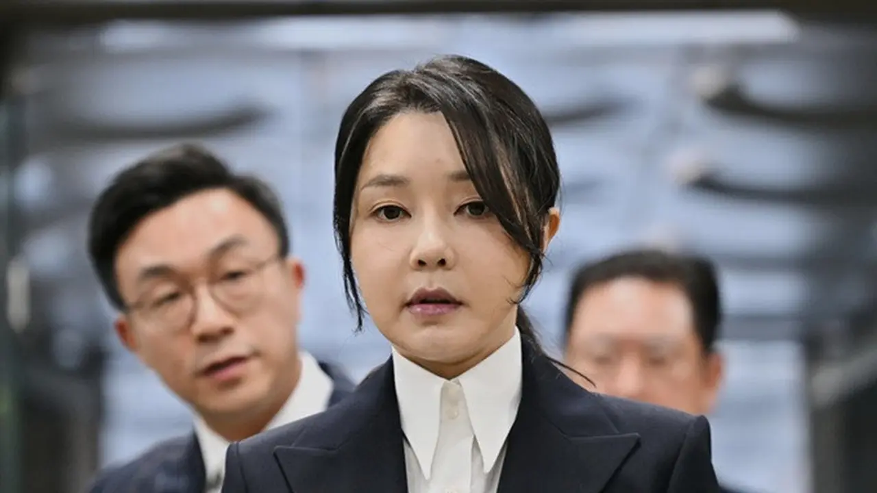 Kim Keon Hee istri mantan Presiden Korea Selatan Yoon Suk Yeol, yang telah dimakzulkan, tiba di pengadilan di Seoul pada Selasa (12/8/2025) untuk menghadiri sidang peninjauan permohonan surat perintah penangkapannya yang diajukan oleh jaksa khusus.