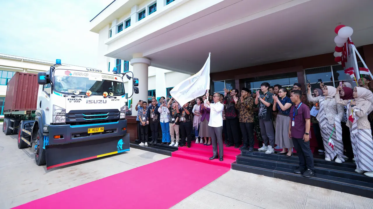 Ekspor sepatu dari PT Yih Quan senilai USD 100.000 ke Amerika Serikat dan senilai USD 60.000 ke Australia tersebut dilepas oleh Menteri Perindustrian Agus Gumiwang Kartasasmita. (Dok. Kemenperin)