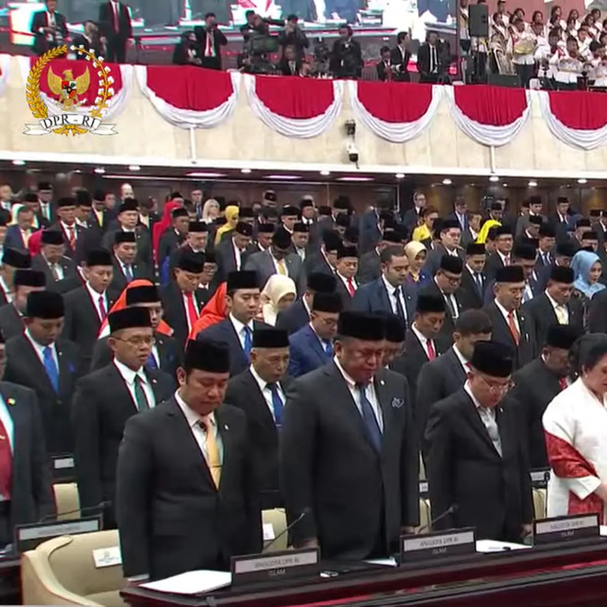 Lima perwakilan anggota Dewan Perwakilan Rakyat (DPR) Republik Indonesia terpilih masa bakti 2024-2029 menandatangani berita acara sumpah atau janji di Gedung Nusantara, Kompleks Parlemen, Senayan, Jakarta, Selasa (1/10/2024).