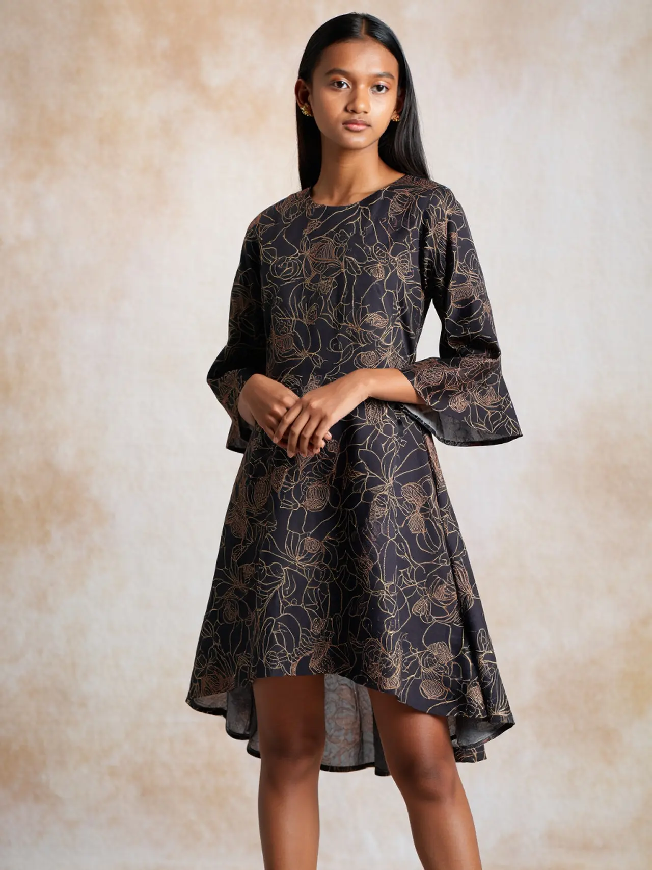 6 Inspirasi Batik Lengan Lonceng High-Low Elegan untuk Pesta Malam (Reve)