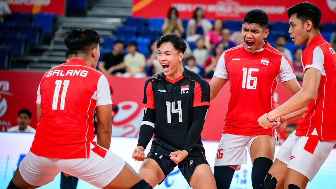 Ekspresi pemain timnas voli Indonesia saat menghadapi Italia pada pertandingan pertama Pool D Kejuaraan Dunia Voli Putra U-21 2025 di Jiangmen Sports Center, China, Kamis (21/8). Indonesia kalah 0-3 (21-25, 17-25, 22-25.(foto: Volley Ball World)