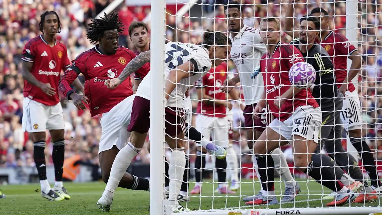 Gawang Setan Merah bobol lewat sundulan Riccardo Calafiori setelah berhasil memanfaatkan umpan sepak pojok dari Declan Rice. (AP Photo/Dave Thompson)