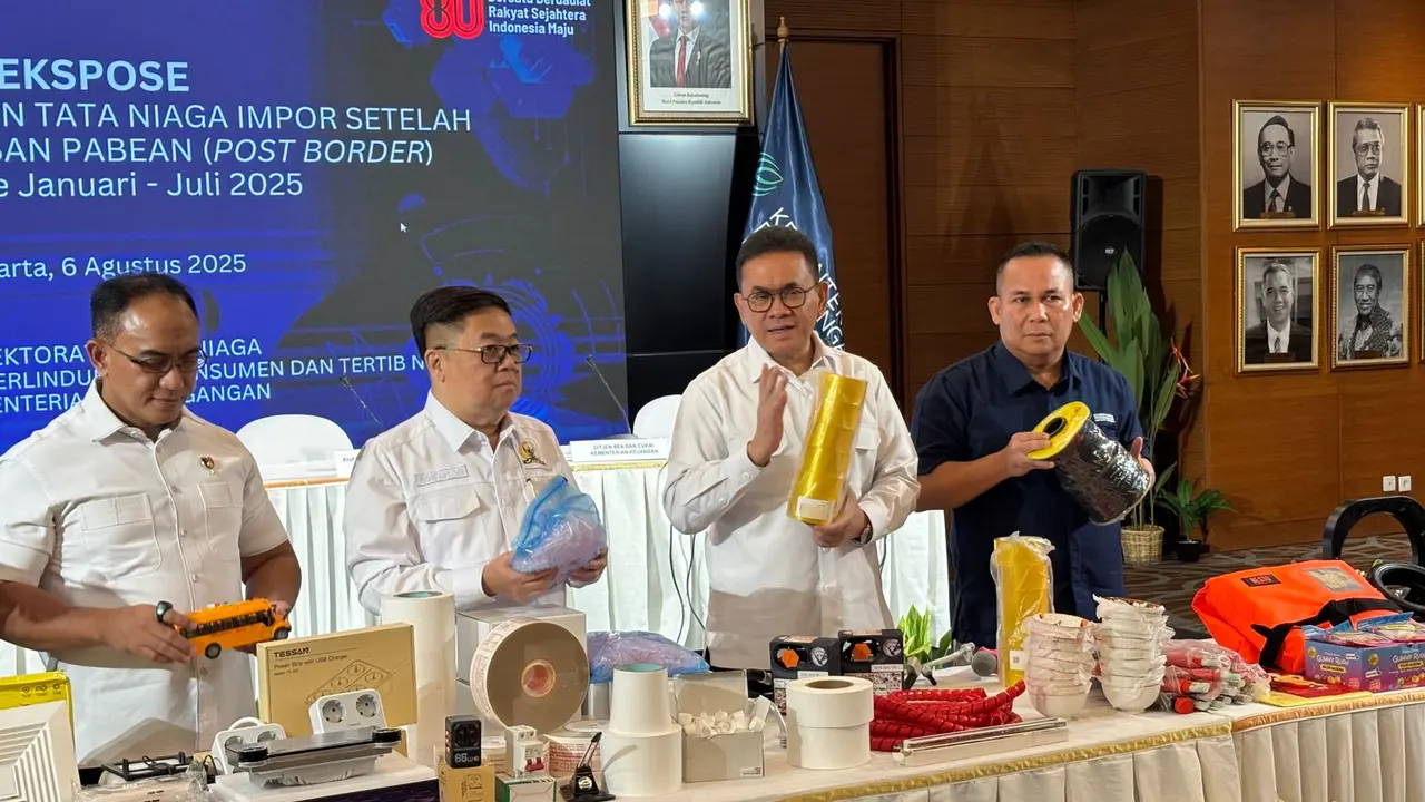 Menteri Perdagangan Budi Santoso dalam konferensi pers hasil ekspose pengawasan Tata Niaga Impor, di Kantor Kemendag.