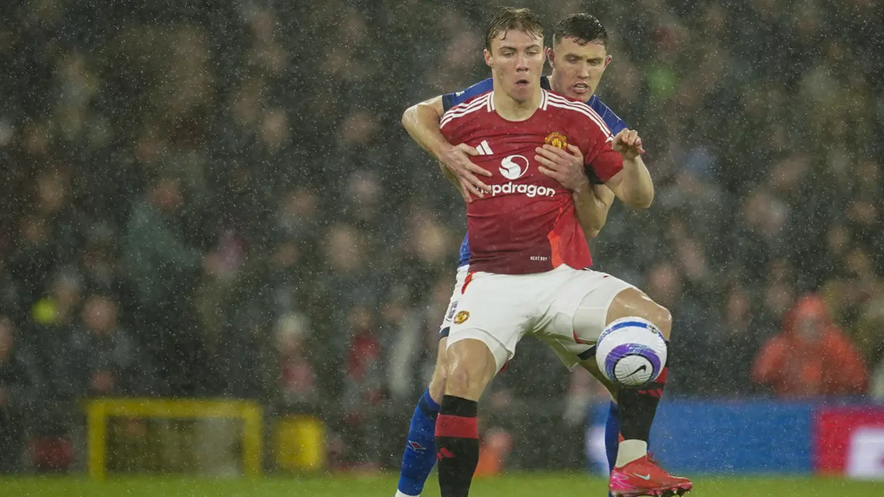 Penyerang Manchester United, Rasmus Hojlund, kembali mandul saat timnya menang 3-2 atas Ipswich Town pada laga pekan ke-27 Premier League di Old Trafford, Kamis (27/02/2025) dini hari WIB.