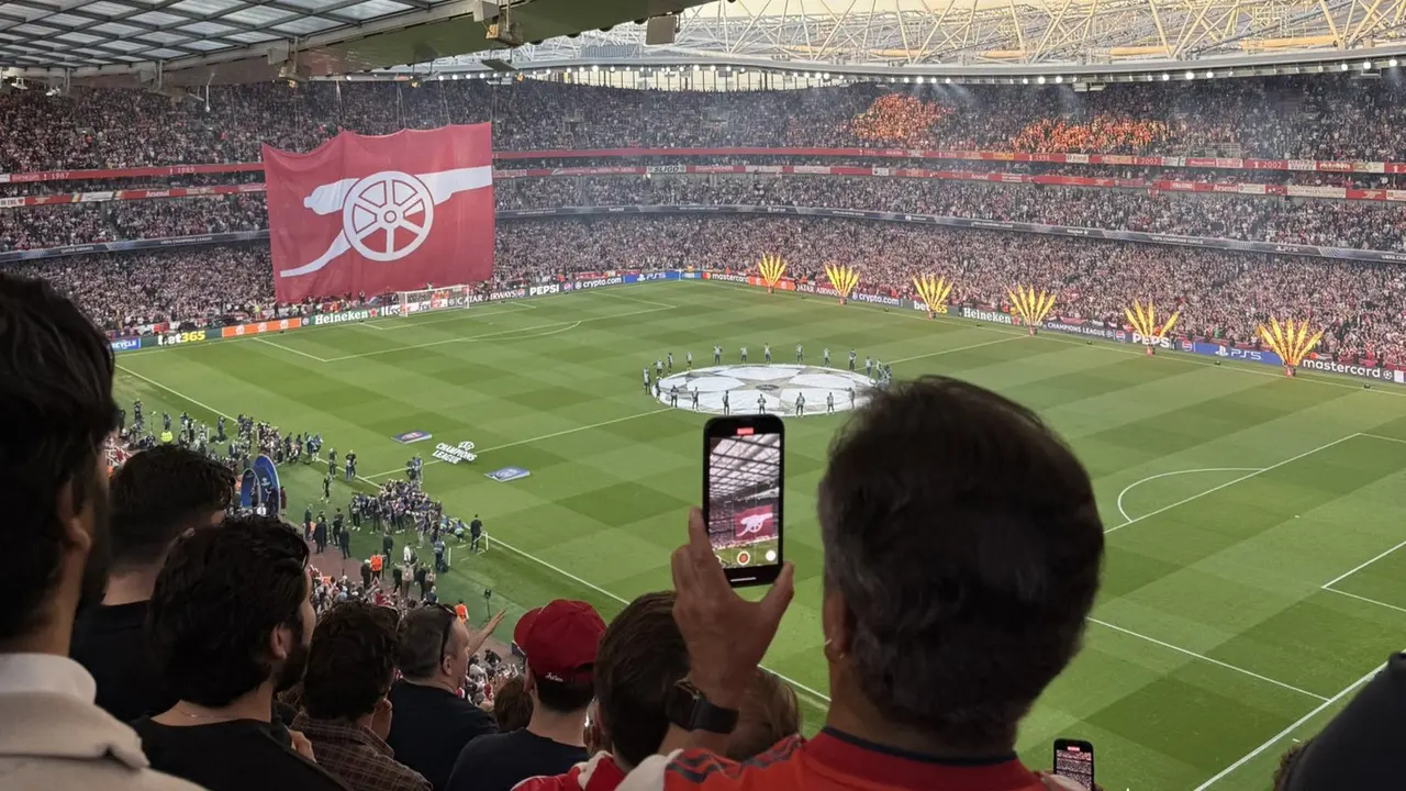 Penampilan tifo di sisi utara tribune Emirates Stadium sebelum laga Arsenal Vs Paris Saint-Germain dalam leg pertama semifinal Liga Champions 2024/2025, Rabu (30/4/2025) dini hari WIB.