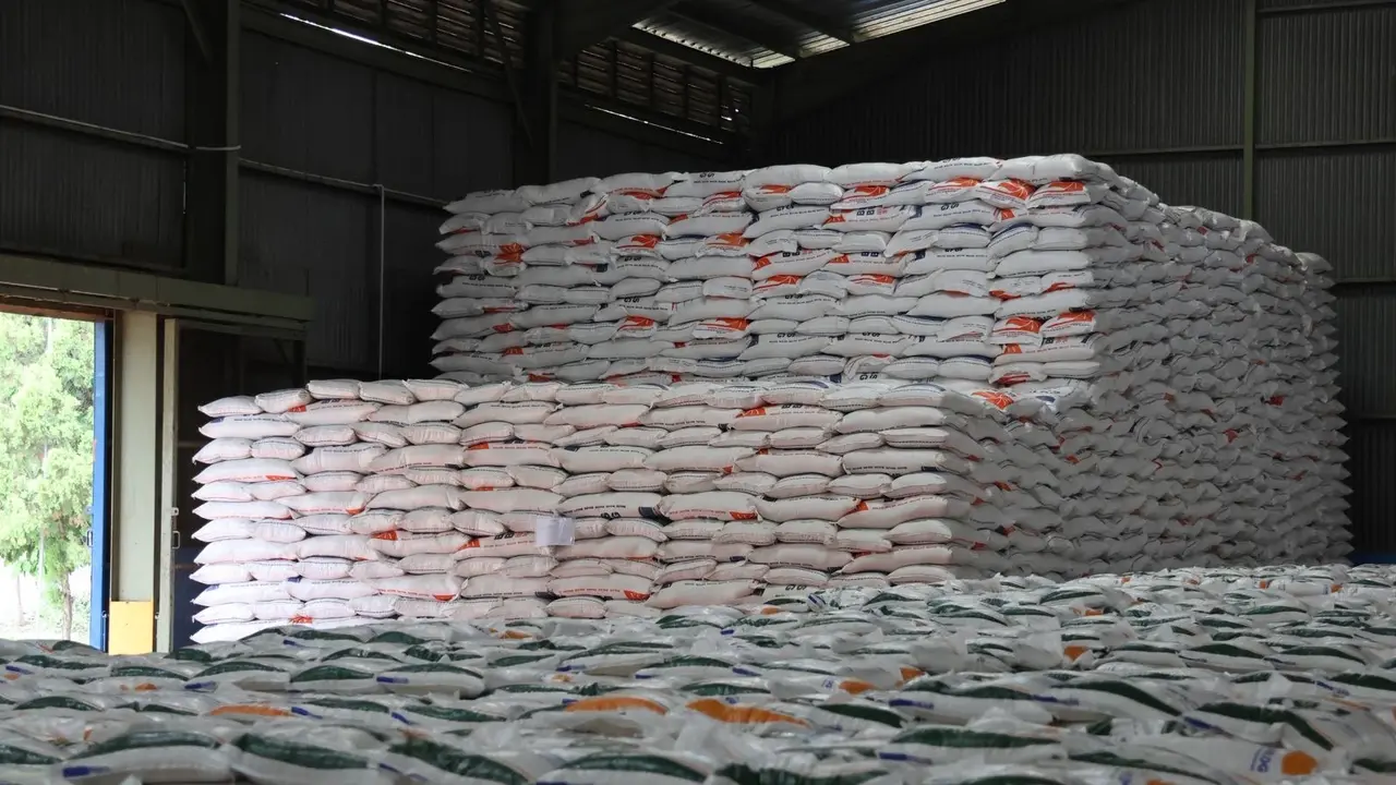 Stok beras di gudang BULOG yang siap didistribusikan ke seluruh Indonesia. (sumber: BULOG)