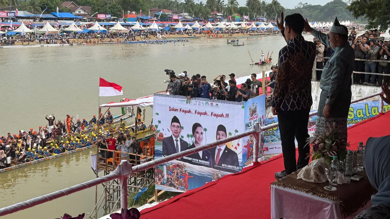 Wakil Presiden (Wapres) Gibran Rakabuming Raka beserta Istri Selvi Ananda menghadiri Festival Pacu Jalur 2025 yang digelar di Tepian Narosa, Teluk Kuantan, Kabupaten Kuantan Singingi, Provinsi Riau. (Dok. Biro Pers Setwapres)