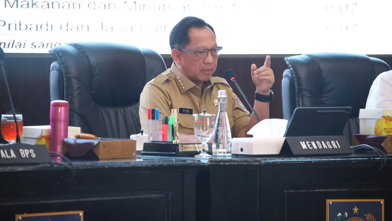 Menteri Dalam Negeri Muhammad Tito Karnavian saat menyampaikan arahan dan penjelasan dalam rapat tersebut.