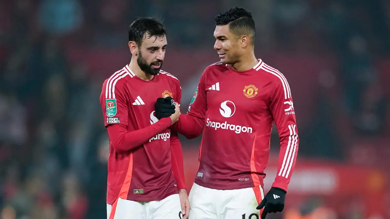 Pemain Manchester United, Bruno Fernandes dan Casemiro, merayakan kemenangan atas Leicester City pada pertandingan babak 16 besar Carabao Cup di Stadion Old Trafford, Kamis (31/10/2024).