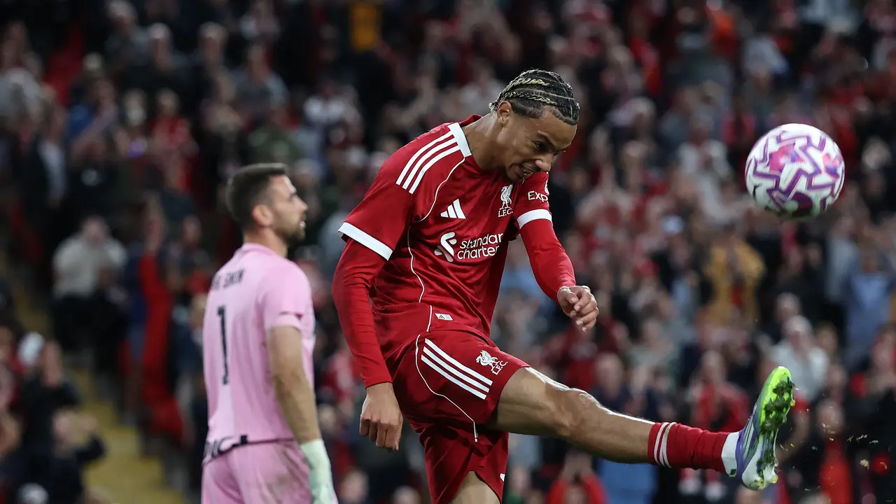 Penyerang Liverpool asal Prancis, Hugo Ekitike, menendang bola ke udara saat merayakan gol kedua tim dalam pertandingan persahabatan pramusim kedua antara Liverpool dan Athletic Bilbao di Anfield, Liverpool, 4 Agustus 2025.