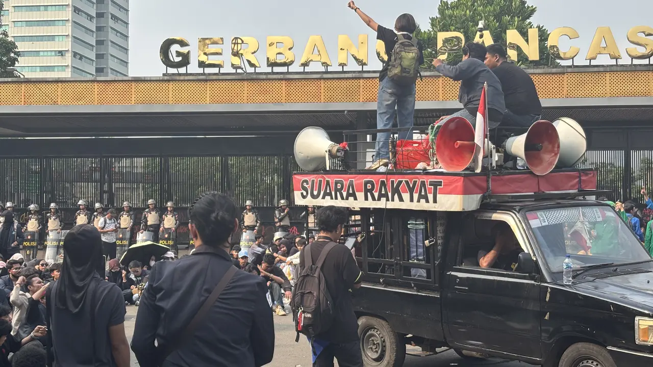 Massa demo di kawasan Gedung DPR/MPR RI berpindah ke Gerbang Pancasila.