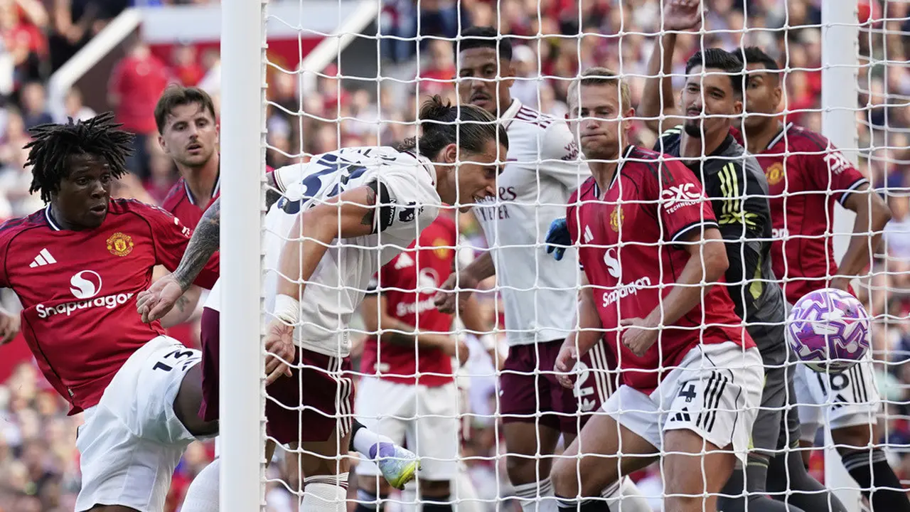 Proses gol Riccardo Calafiori pada laga MU vs Arsenal di pekan ke-1 Premier League 2025/2026, Minggu (17/8) malam WIB - AP/Dave Thompson