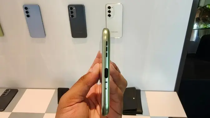 Tecno Spark 40 Pro+ tampilan body bawah.