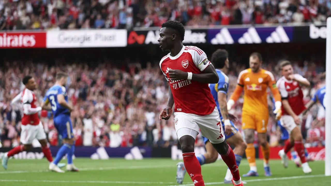 Selebrasi Bukayo Saka dalam laga Arsenal vs Leeds United di Premier League 2025/2026.