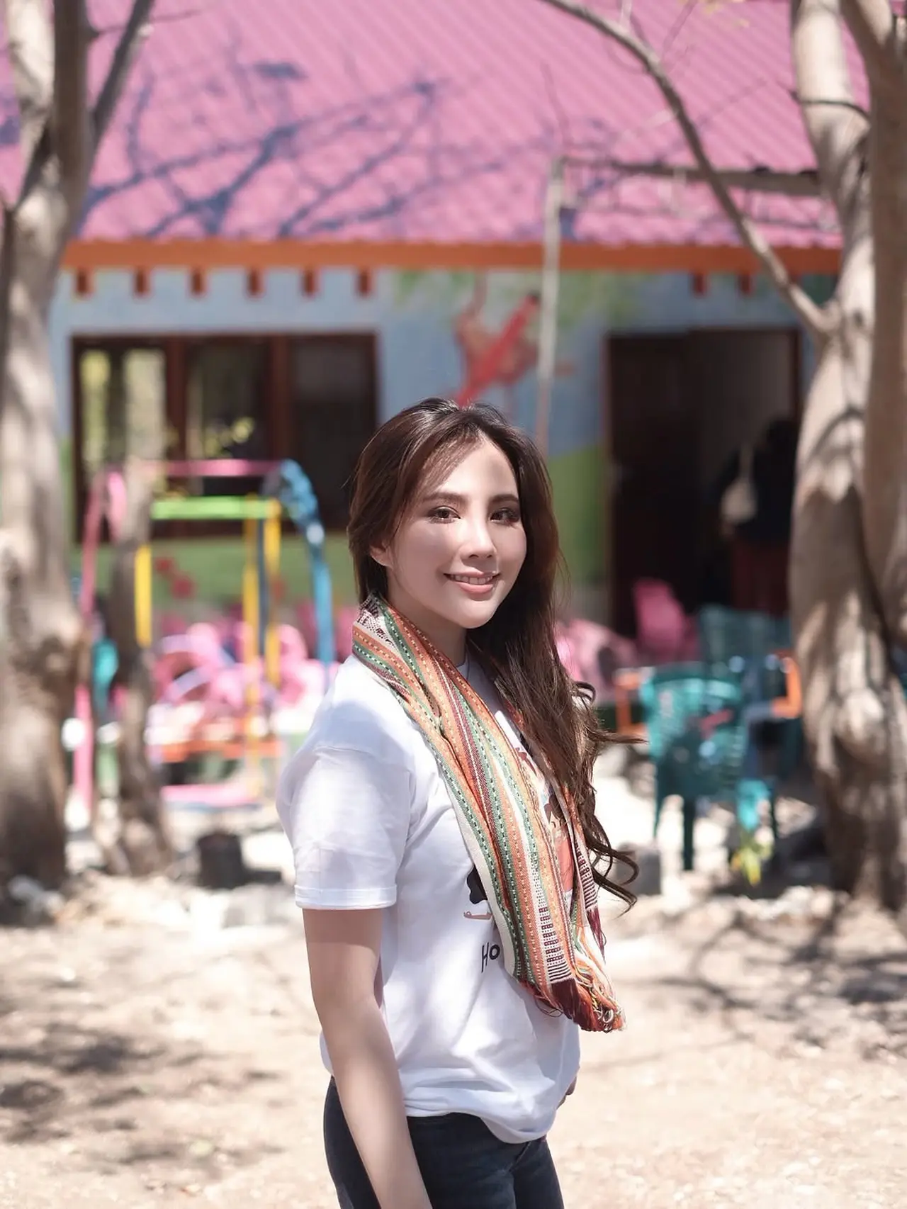 Penyanyi Agatha Chelsea menggandeng Timothy Ronald melawat ke Kupang, NTT untuk wujudkan mimpi indah membangun TK bagi anak-anak di sana. (Foto: Dok. Instagram @agatha_chelsea)
