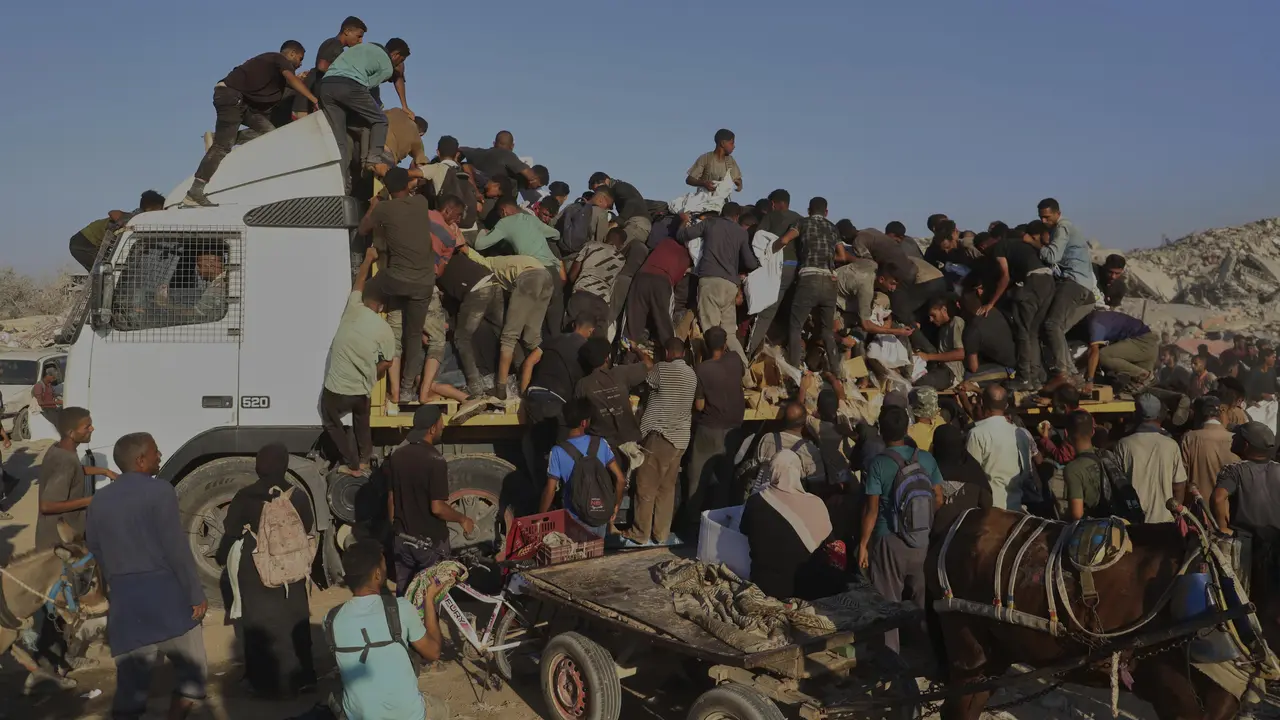 Truk bantuan tersebut diketahui mengangkut sejumlah kebutuhan dasar serta pasokan medis yang sangat dibutuhkan masyarakat Gaza setelah berbulan-bulan mengalami blokade dan pembatasan akses oleh Israel.