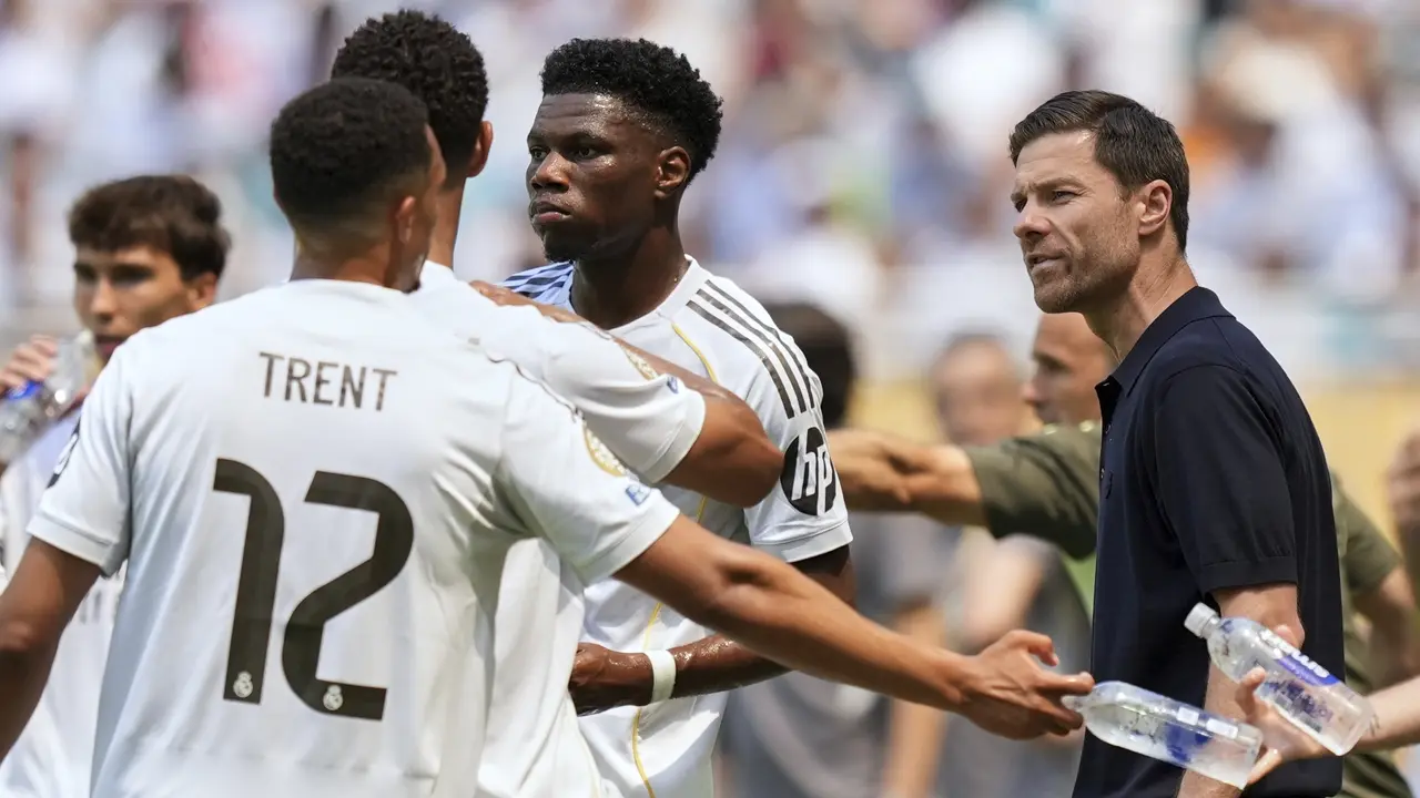 Pelatih Real Madrid, Xabi Alonso, berbicara dengan para pemainnya dalam pertandingan Grup H Piala Dunia Antarklub antara Real Madrid dan Al Hilal di Miami Gardens, Florida, Rabu, 18 Juni 2025. (AP Photo/Rebecca Blackwell)