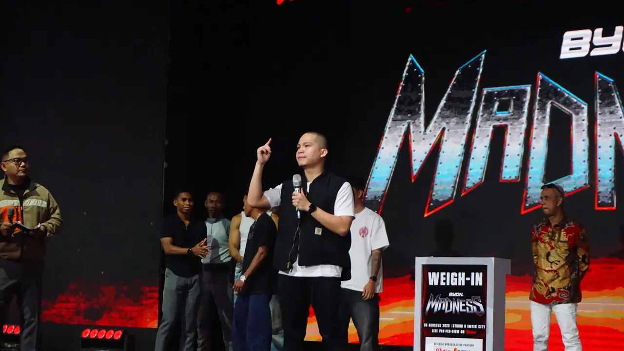 Potret Cellos sebagai CEO Byon Combat saat menyampaikan sambutannya pada acara penimbangan berat badan dan konferensi pers sebelum berjalannya ajang Byon Madness 2, Jum'at (29/08/2025).