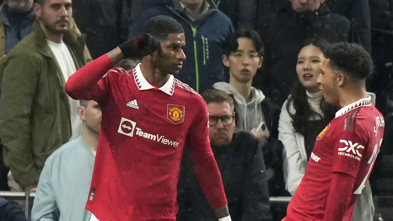 Pemain Manchester United, Marcus Rashford (kiri) merayakan gol kedua timnya bersama Jadon Sancho pada laga pekan ke-33 Liga Inggris 2022/2023 di Tottenham Hotspur Stadium, London, Jumat (28/04/2023) WIB. Laga berakhir dengan skor 2-2. (AP Photo/Alastair Grant)