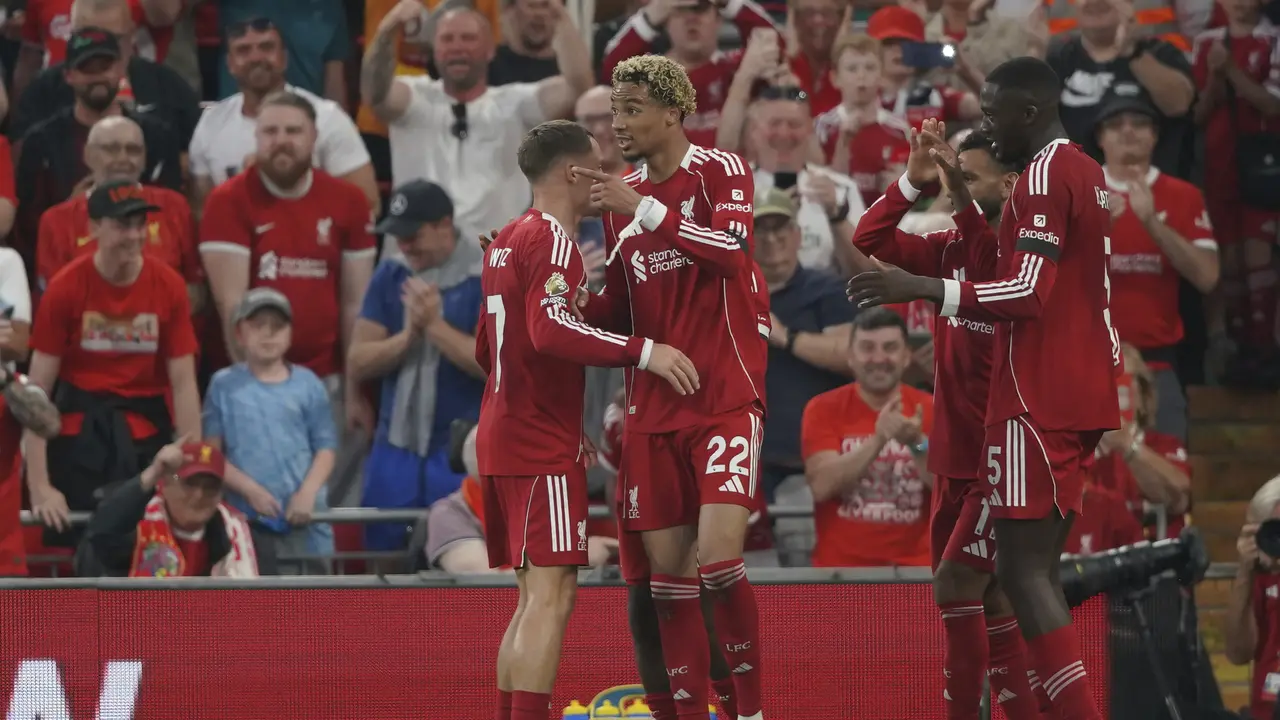Selebrasi Hugo Ekitike usai mencetak gol di laga perdana Premier League melawan Bournemouth di Anfield, Sabtu (16/08/2025). (AP Photo/Ian Hodgson)