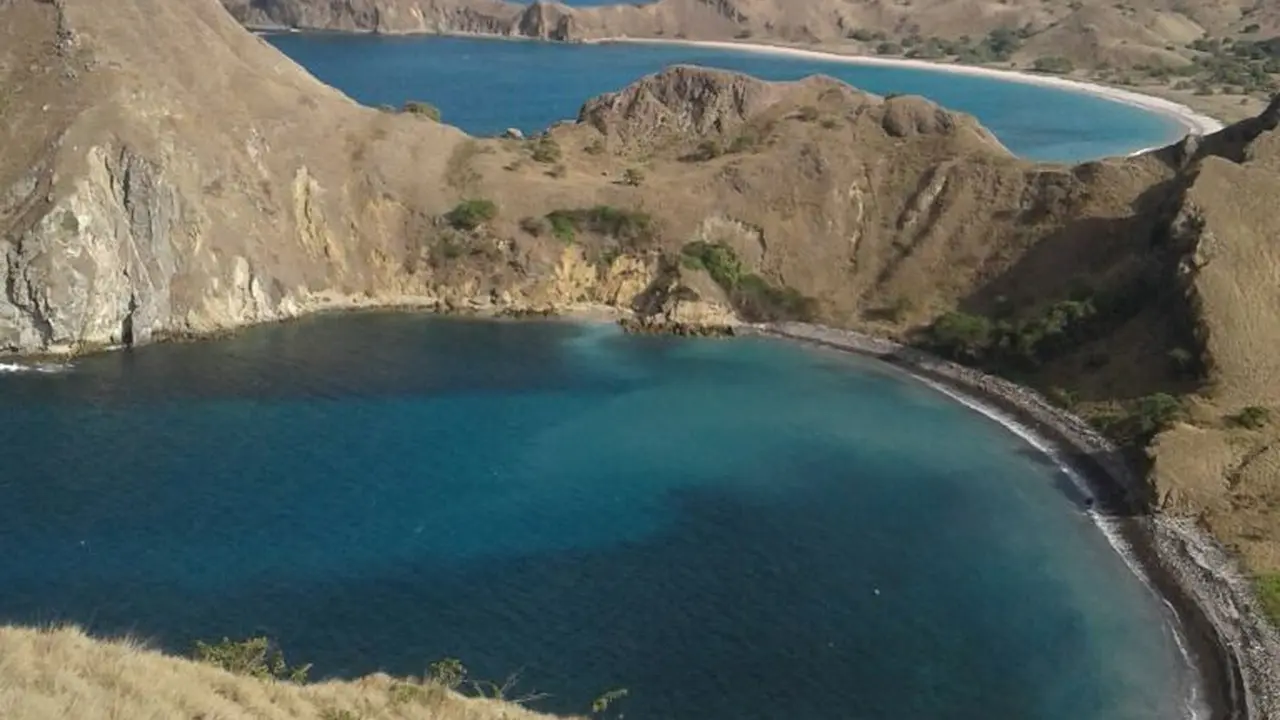 Pemandangan dari atas bukit di Pulau Padar TN Komodo.