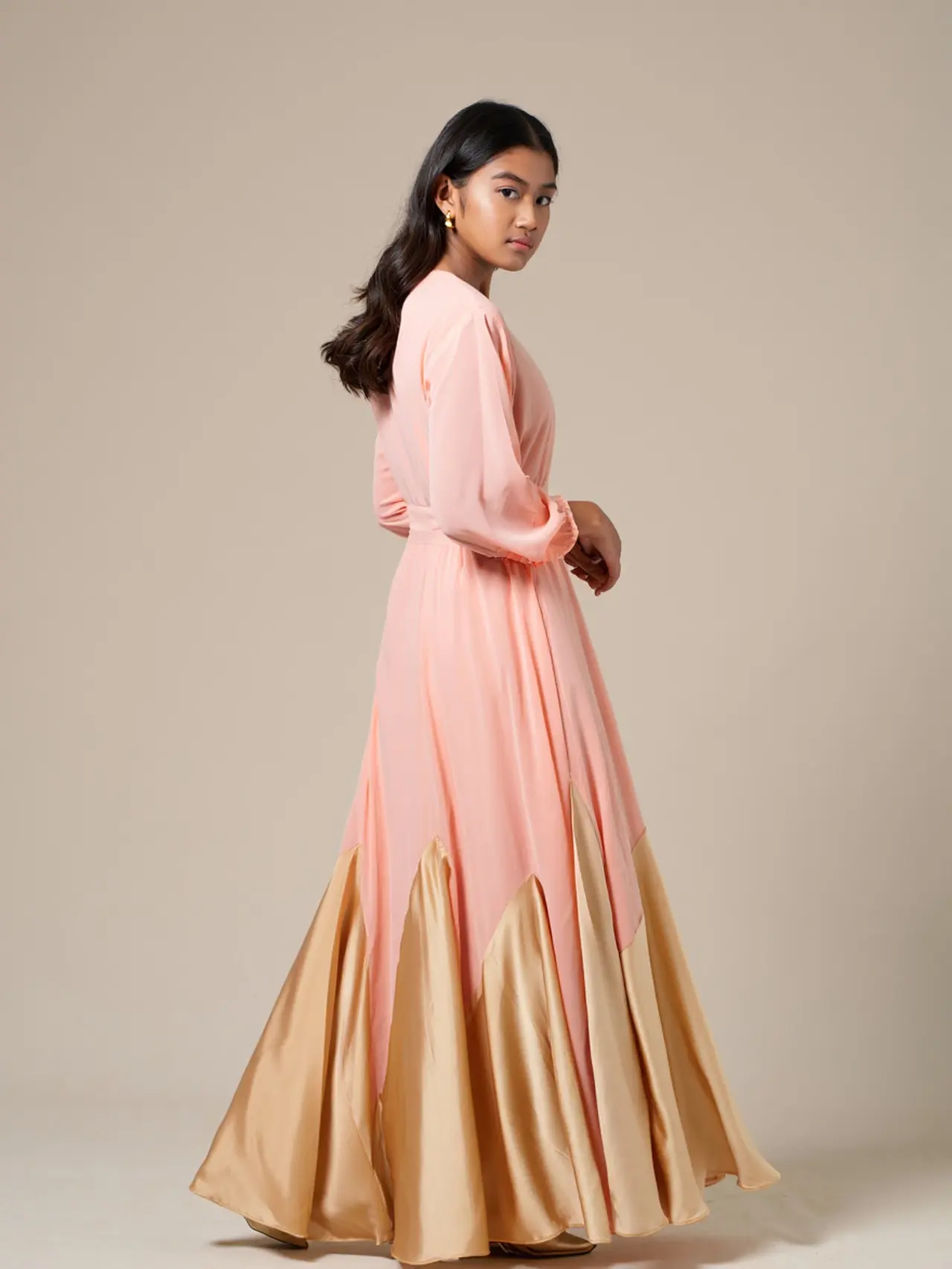 7 Inspirasi Model Dress Gereja Warna Pastel yang Anggun (Reve)