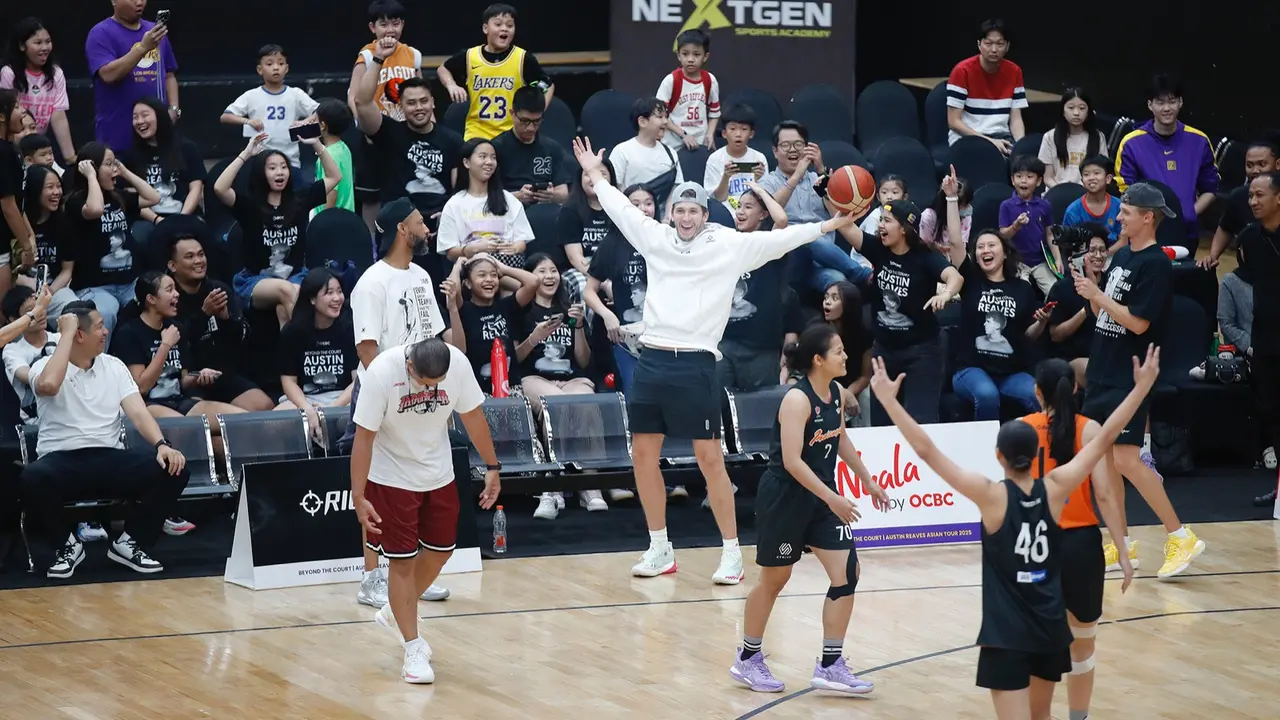 Austin Reaves menghadiri sesi latihan timnas basket putri Indonesia.