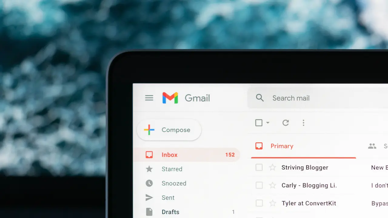 Ilustrasi Email. (Photo by Justin Morgan on Unsplash)