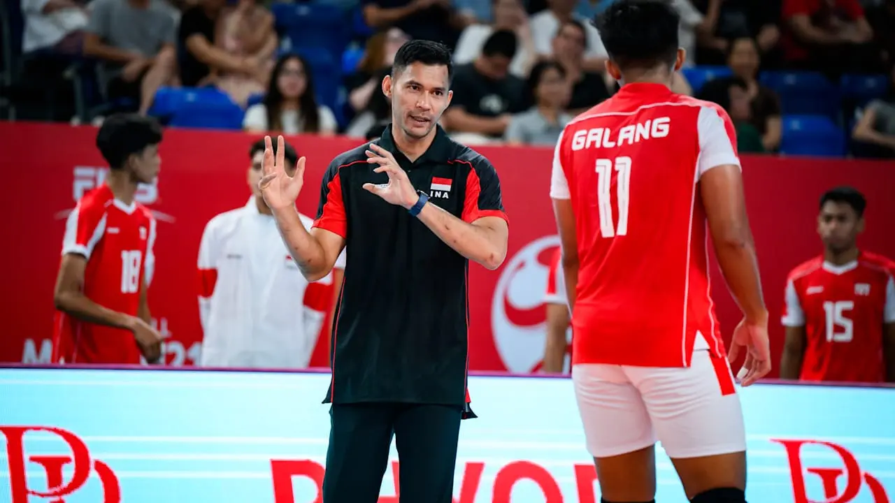 Pelatih timnas voli putra Indonesia U-21 Anwar Sadat saat memnberikan instruksi pada laga Pool D Kejuaraan Dunia Voli Putra U-21 2025 di Jiangmen Sports Center, China.