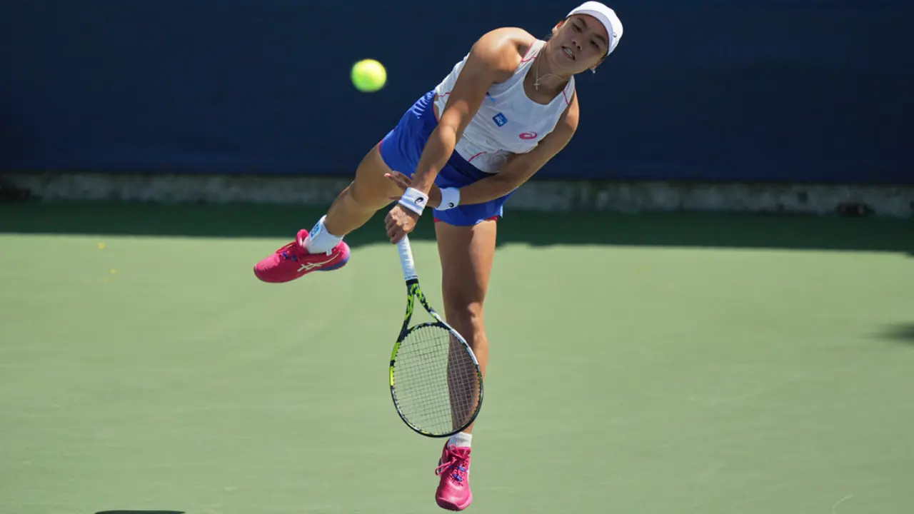 Janice Tjen, petenis Indonesia, melakukan servis kepada Veronika Kudermetova, petenis Rusia, pada putaran pertama kejuaraan tenis AS Terbuka, Minggu, 24 Agustus 2025, di New York.