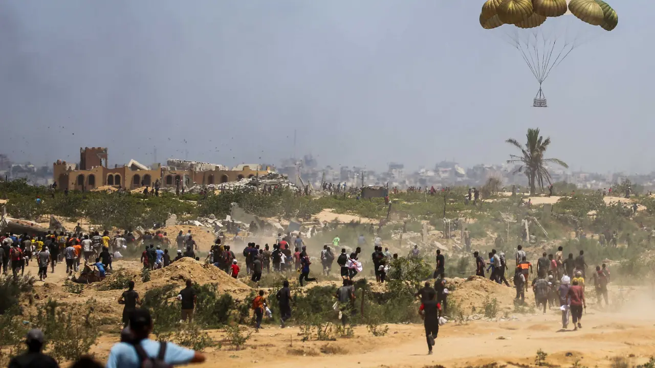 Hingga akhir Juli 2025, total bantuan yang telah dijatuhkan melalui udara tercatat mencapai lebih dari 1.200 ton. (Eyad BABA/AFP)